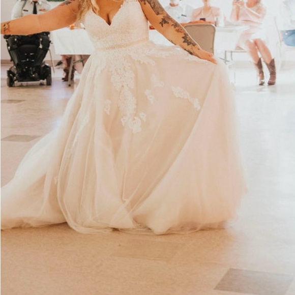 BEAUTIFUL WEDDING DRESS - Picture 5 of 14